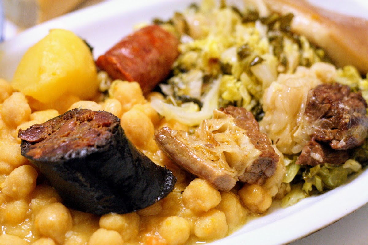 Plato de cocido madrileño: morcilla, garbanzos, col, cerdo, patatas