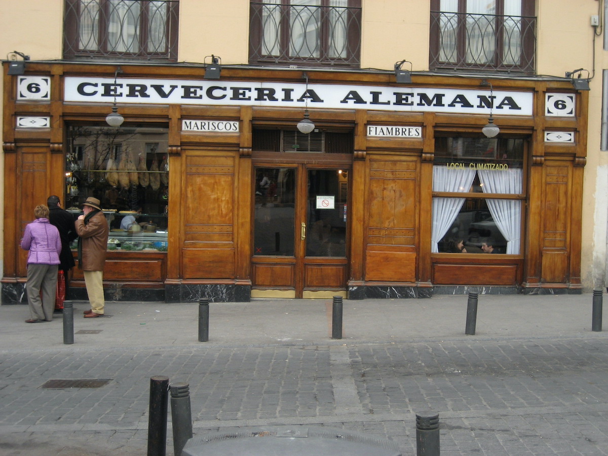Exterior con paneles de madera del bar Cervecería Alemana en Madrid