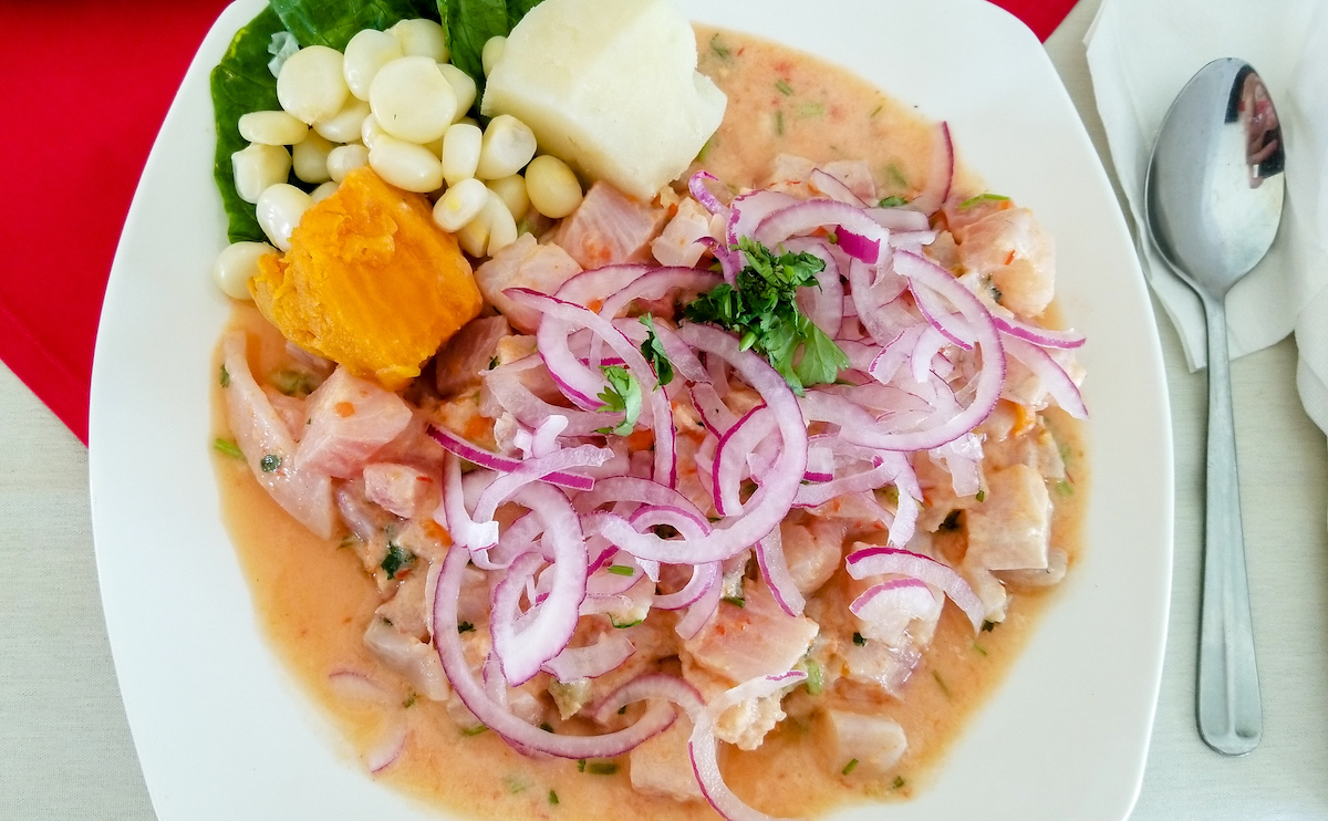 Ceviche peruano en un plato blanco.