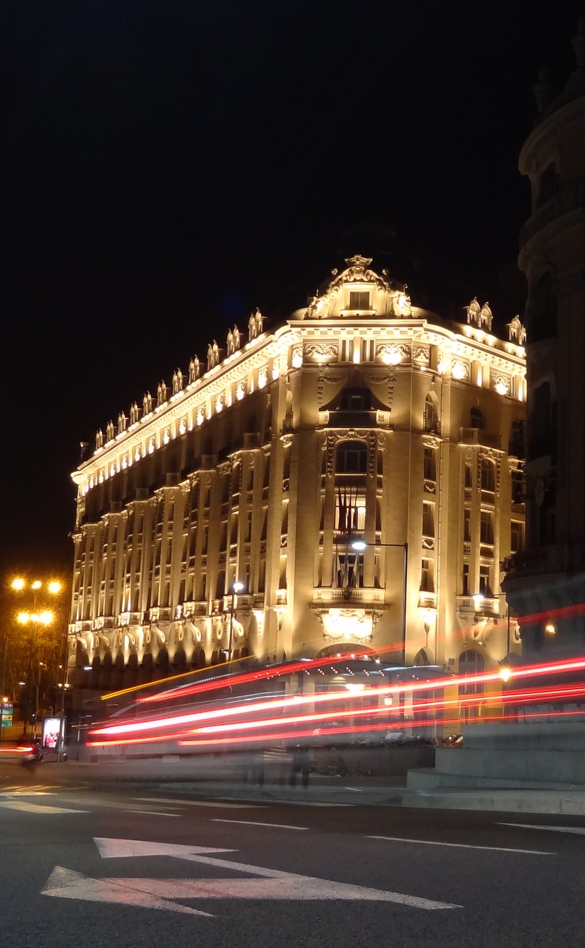 El exterior del Hotel Westin Palace de Madrid está iluminado por la noche.